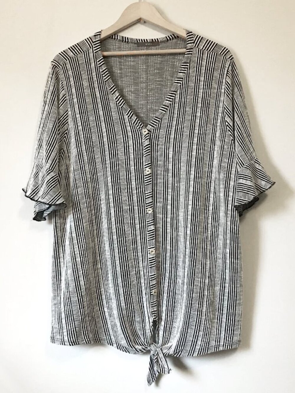 Gyft B&W Pinstripe Flutter Sleeve Tie Hem Button Up Tee 3X USA Made